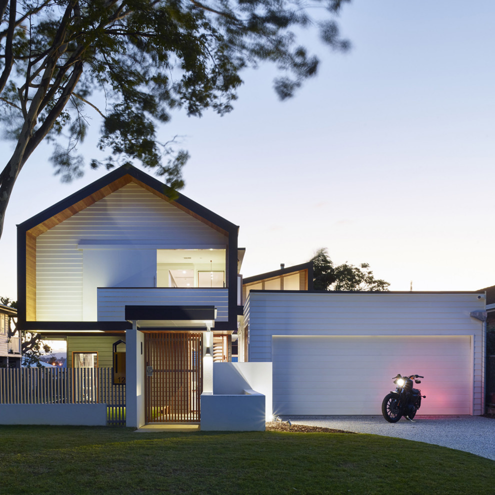 Mittelgroßes, Zweistöckiges Nordisches Einfamilienhaus mit Faserzement-Fassade, weißer Fassadenfarbe, Satteldach und Blechdach in Brisbane
