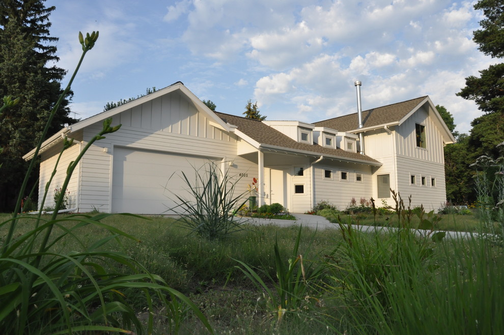 Kleines, Zweistöckiges Landhaus Haus mit Mix-Fassade, weißer Fassadenfarbe und Satteldach in Omaha