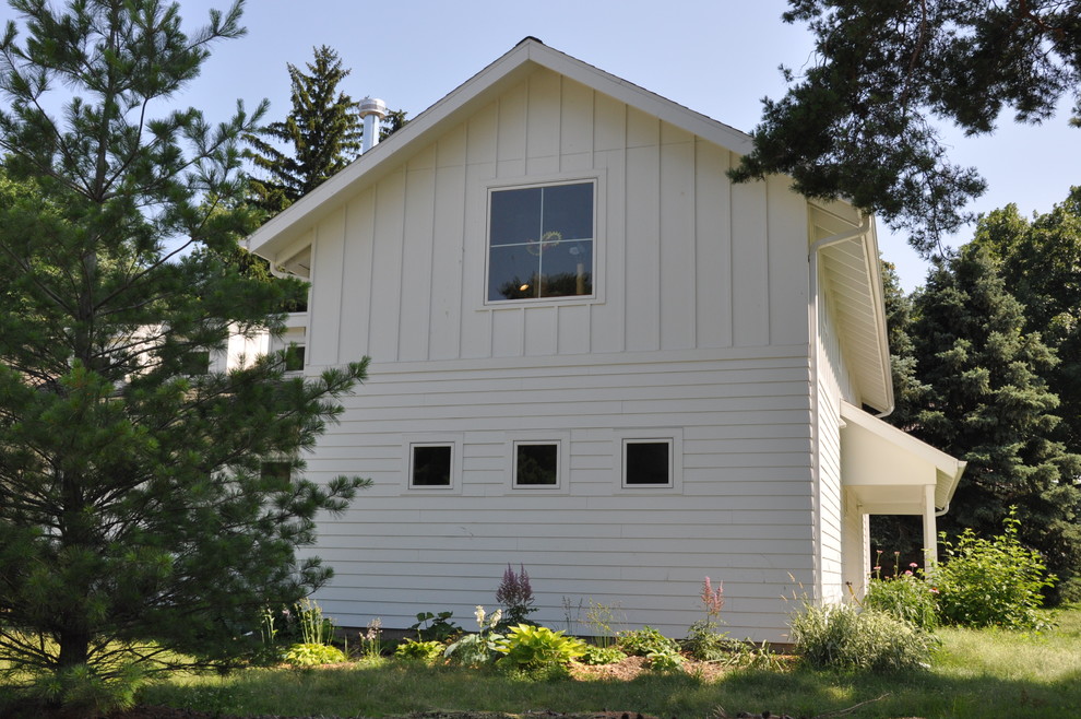 Idee per la facciata di una casa piccola bianca country a due piani con rivestimenti misti e tetto a capanna