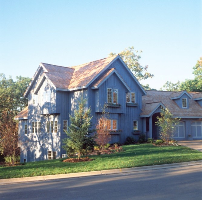 Свежая идея для дизайна: большой, трехэтажный, деревянный, синий дом в скандинавском стиле с двускатной крышей - отличное фото интерьера
