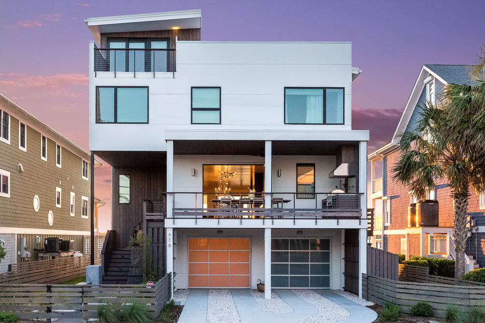 Imagen de fachada de casa blanca moderna de tamaño medio de tres plantas con revestimiento de aglomerado de cemento, tejado plano y tejado de varios materiales