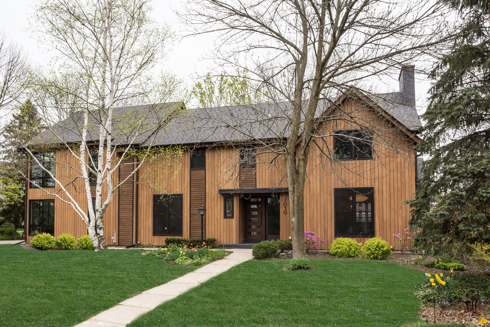 Diseño de fachada marrón actual de tamaño medio de dos plantas con revestimiento de madera y tejado a dos aguas