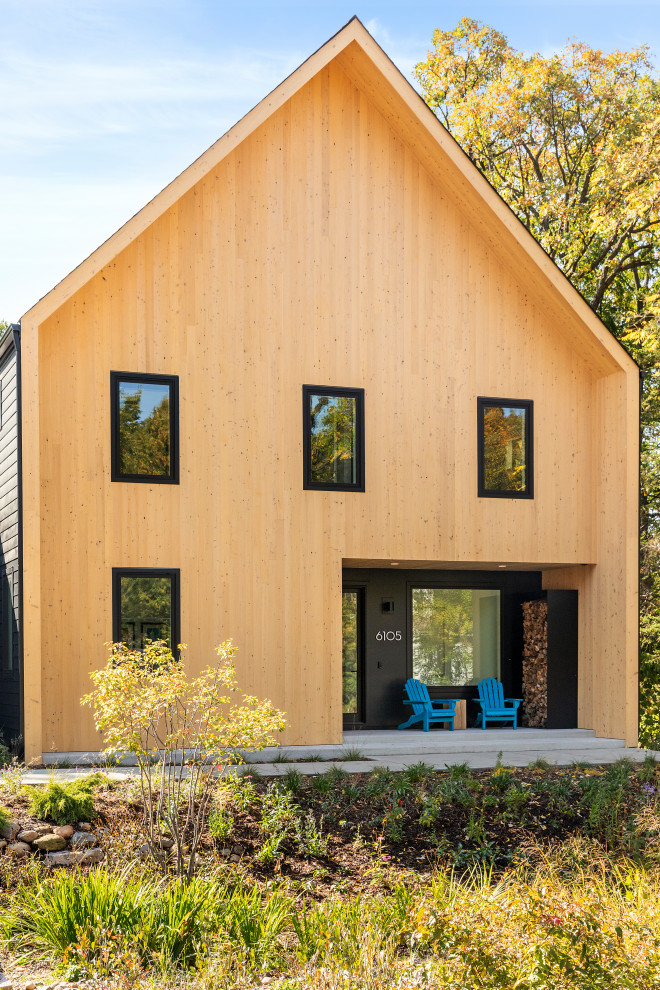Свежая идея для дизайна: двухэтажный, бежевый частный загородный дом среднего размера в скандинавском стиле с комбинированной облицовкой, крышей-бабочкой, крышей из гибкой черепицы и серой крышей - отличное фото интерьера