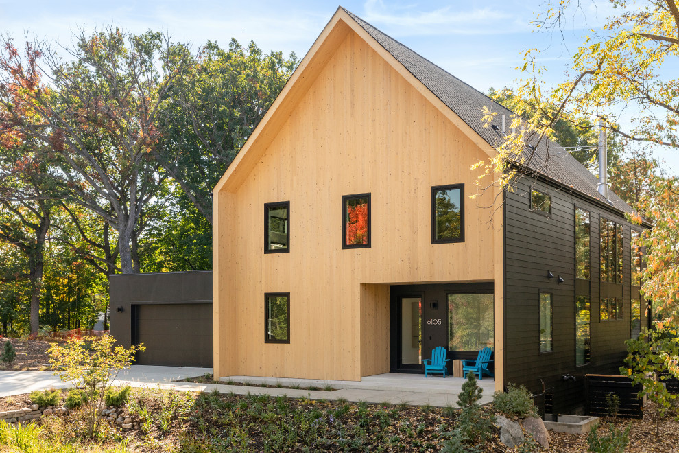 Mittelgroßes, Zweistöckiges Nordisches Einfamilienhaus mit Mix-Fassade, beiger Fassadenfarbe, Schmetterlingsdach, Schindeldach und grauem Dach in Minneapolis