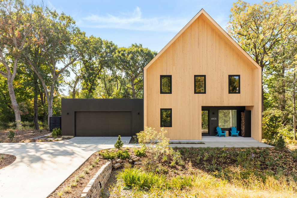 Источник вдохновения для домашнего уюта: двухэтажный, бежевый, деревянный частный загородный дом среднего размера в современном стиле с двускатной крышей