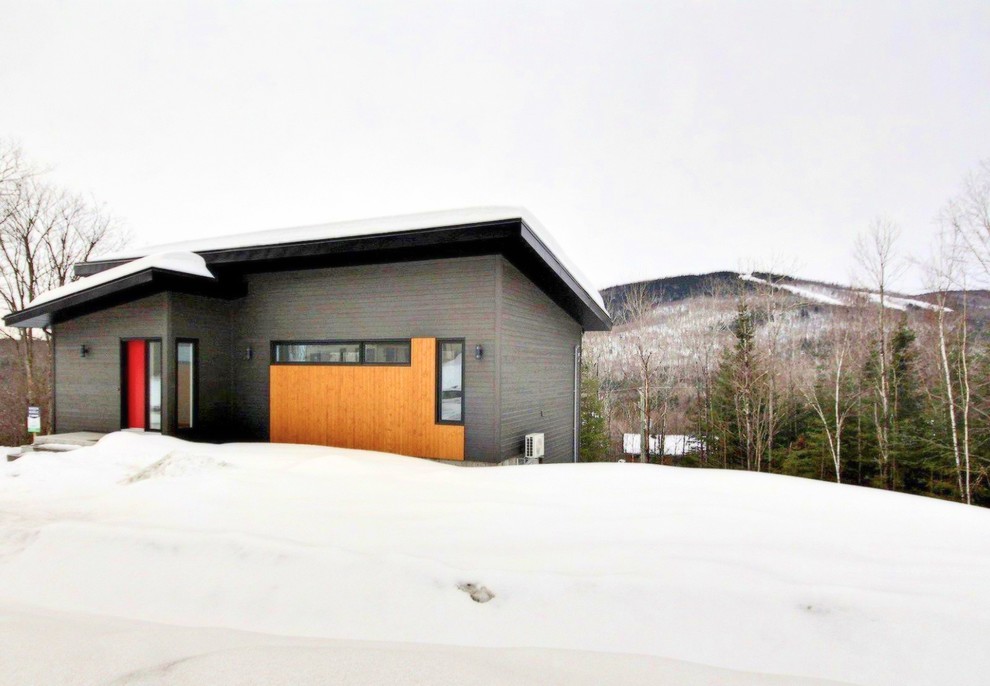 Immagine della villa ampia multicolore scandinava a due piani con rivestimento in legno, tetto piano e copertura mista