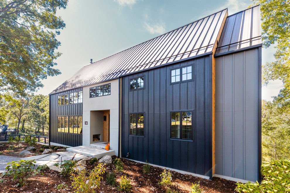 Стильный дизайн: трехэтажный, серый частный загородный дом среднего размера в скандинавском стиле с комбинированной облицовкой, двускатной крышей и металлической крышей - последний тренд