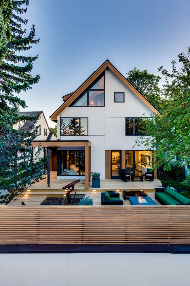 Идея дизайна: трехэтажный, белый частный загородный дом среднего размера в современном стиле с облицовкой из цементной штукатурки и двускатной крышей