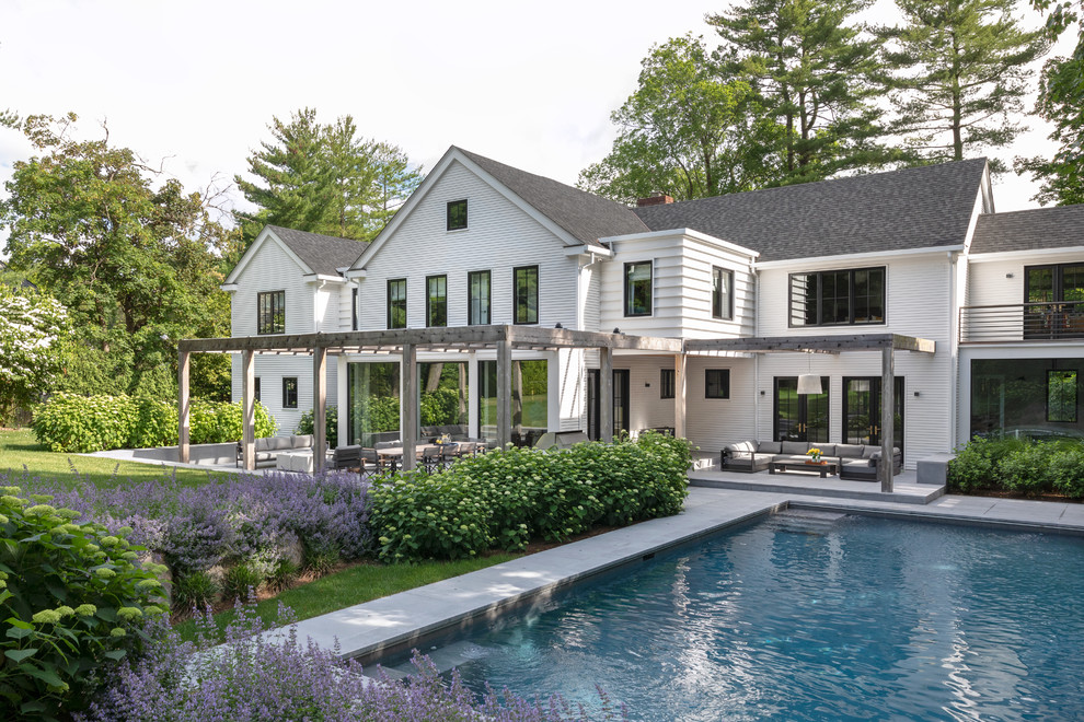 Zweistöckiges Landhaus Einfamilienhaus mit weißer Fassadenfarbe, Satteldach und Schindeldach in New York
