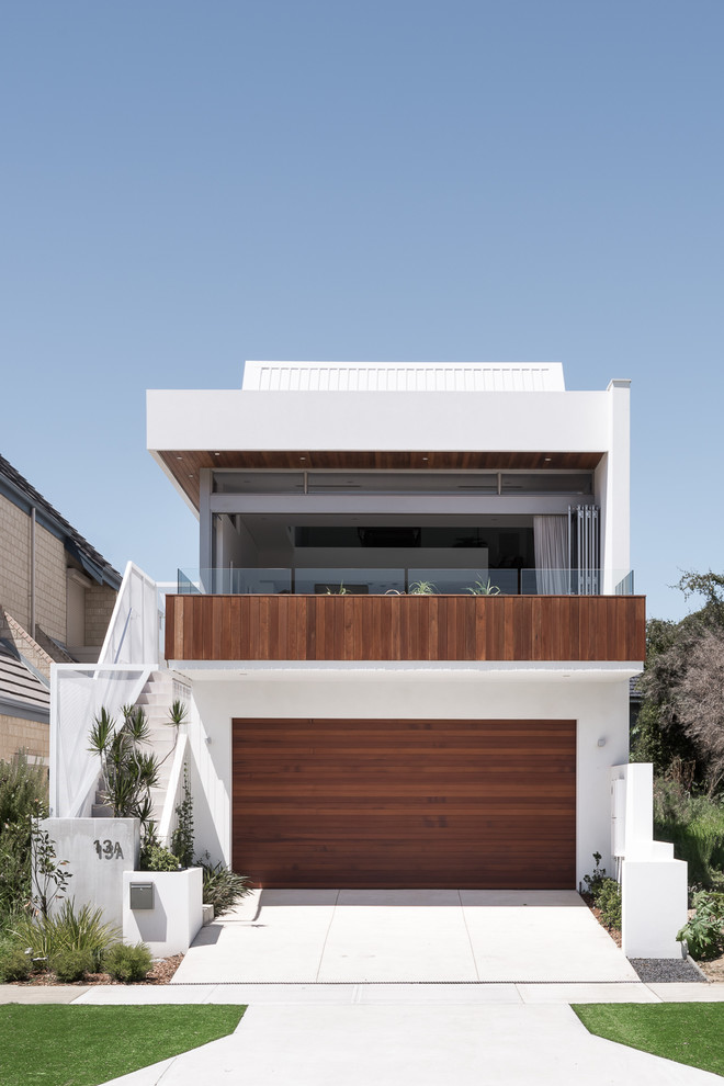 Cette image montre une façade de maison blanche design à un étage avec un revêtement mixte, un toit plat et un toit en métal.