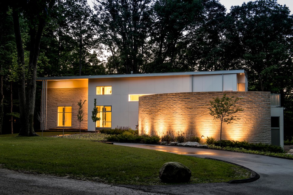 Inspiration pour une façade de maison minimaliste à un étage avec un revêtement mixte.