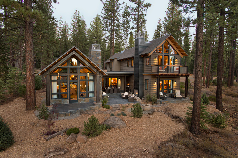 Идея дизайна: двухэтажный, деревянный, серый дом среднего размера в стиле рустика для охотников