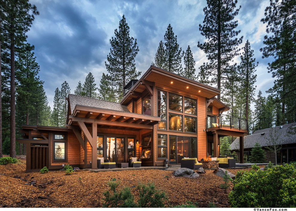 Mittelgroße, Zweistöckige Urige Holzfassade Haus mit brauner Fassadenfarbe in Sacramento