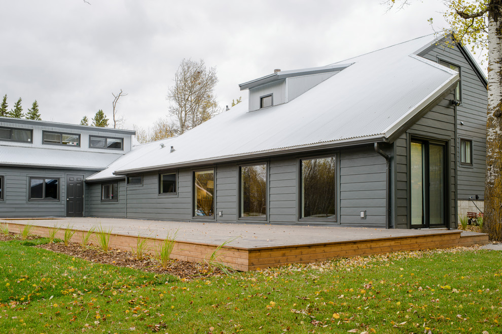 Idéer för att renovera ett mellanstort funkis grått hus, med allt i ett plan, sadeltak och tak i shingel