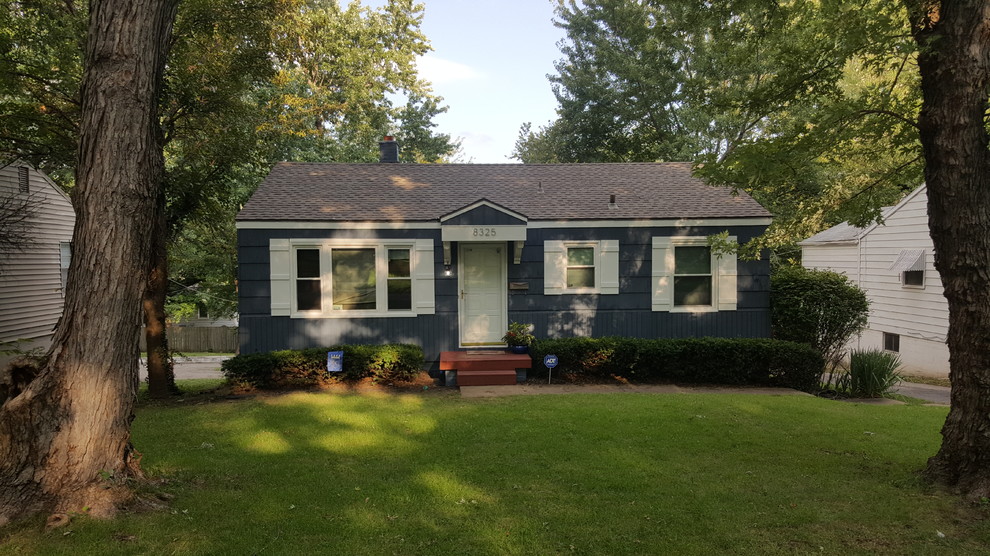 Kleine, Einstöckige Retro Holzfassade Haus mit Satteldach und blauer Fassadenfarbe in Kansas City