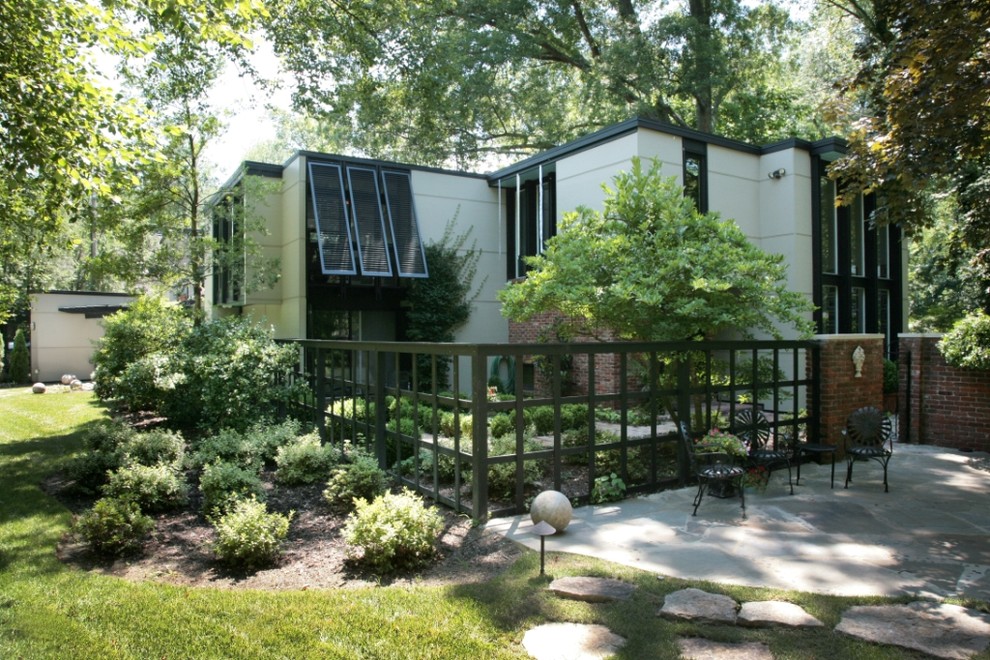 Inspiration for a modern house exterior in Louisville.