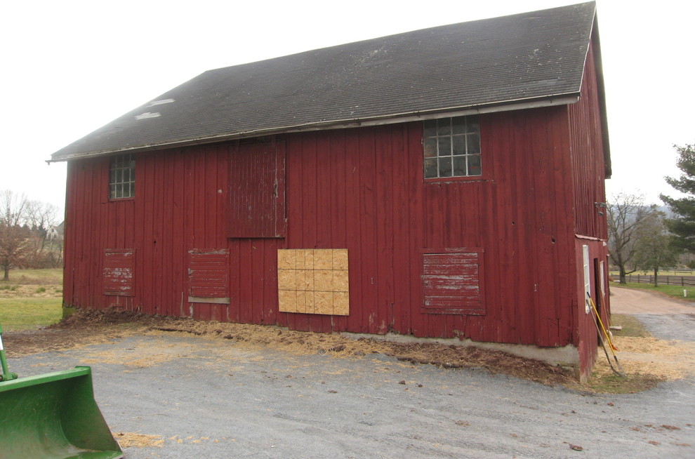 Esempio della facciata di una casa rossa country a due piani di medie dimensioni con rivestimento in legno e tetto a capanna