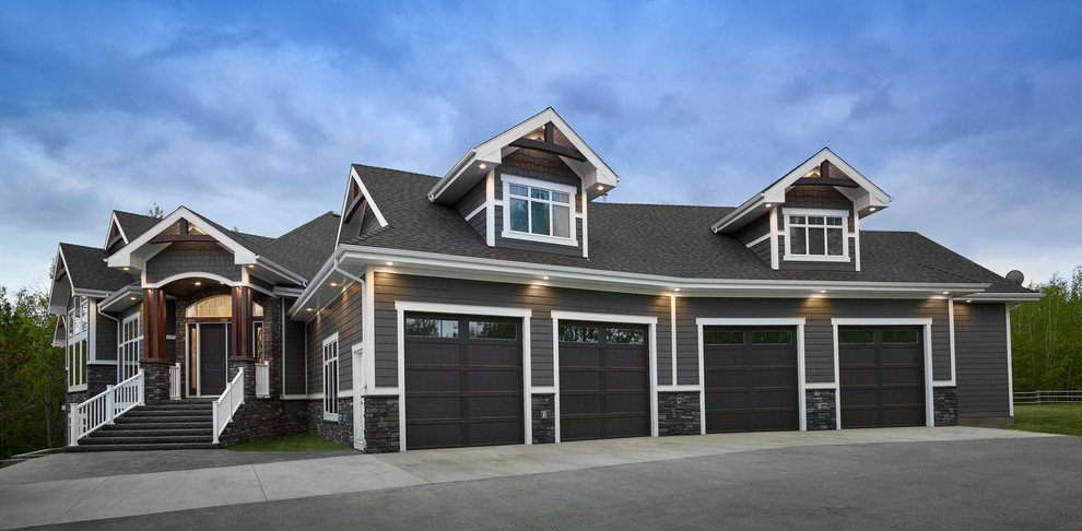 Cette image montre une façade de maison grise minimaliste de taille moyenne et de plain-pied avec un revêtement mixte.