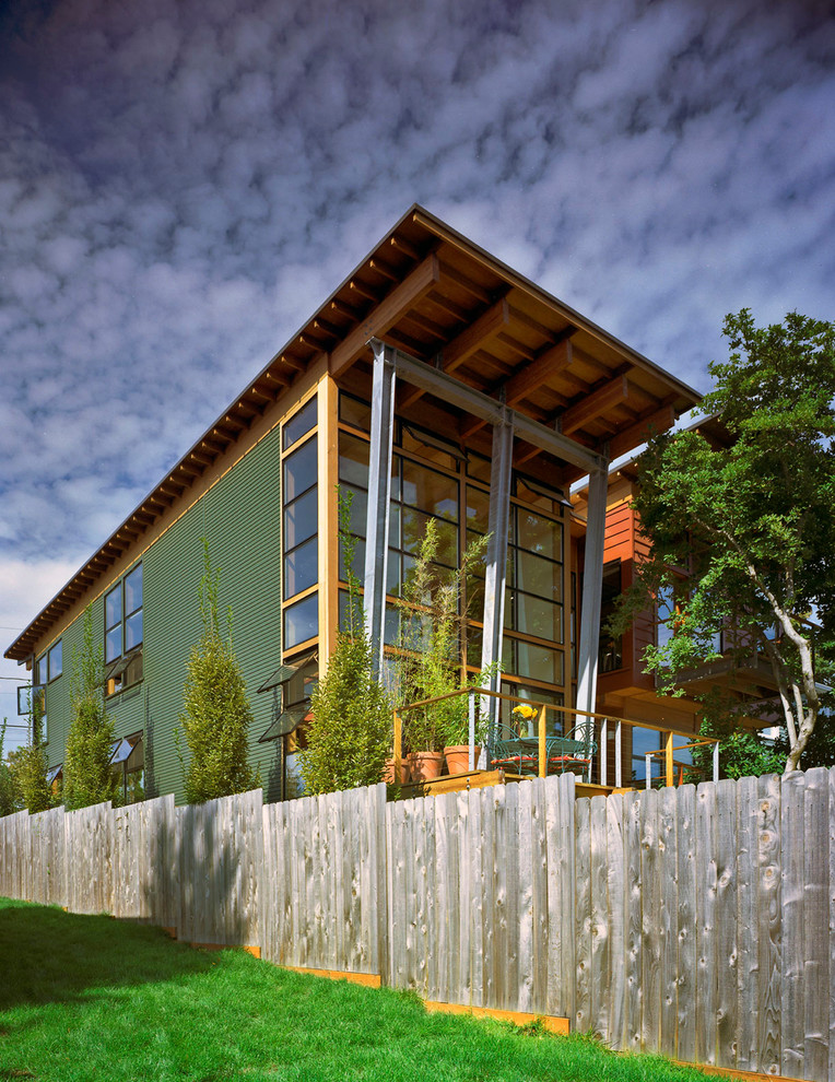 Cette photo montre une façade de maison métallique et verte tendance.