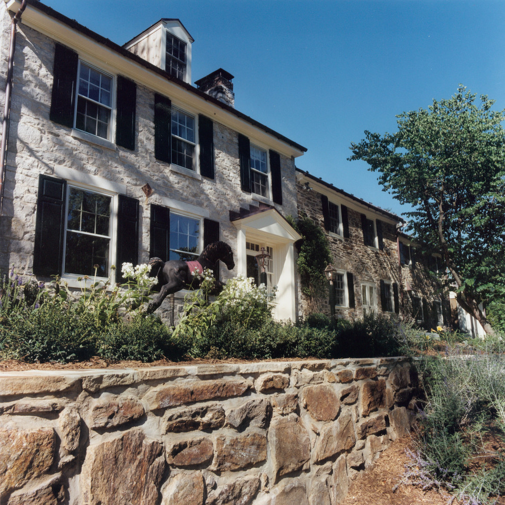 Inspiration pour une façade de maison traditionnelle.