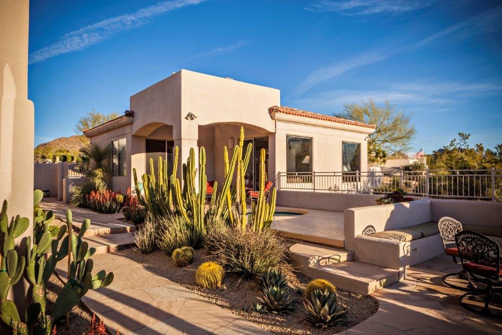 Einstöckiges Mediterranes Haus mit beiger Fassadenfarbe in Phoenix