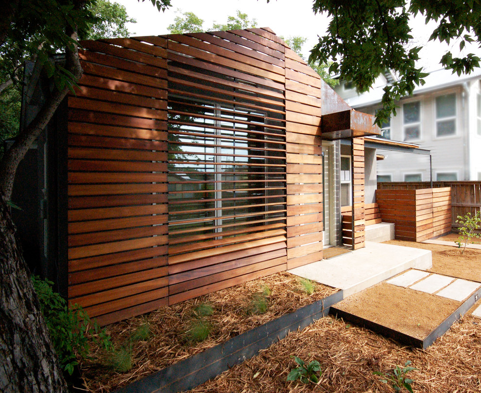 Contemporary one-story exterior home idea in Austin