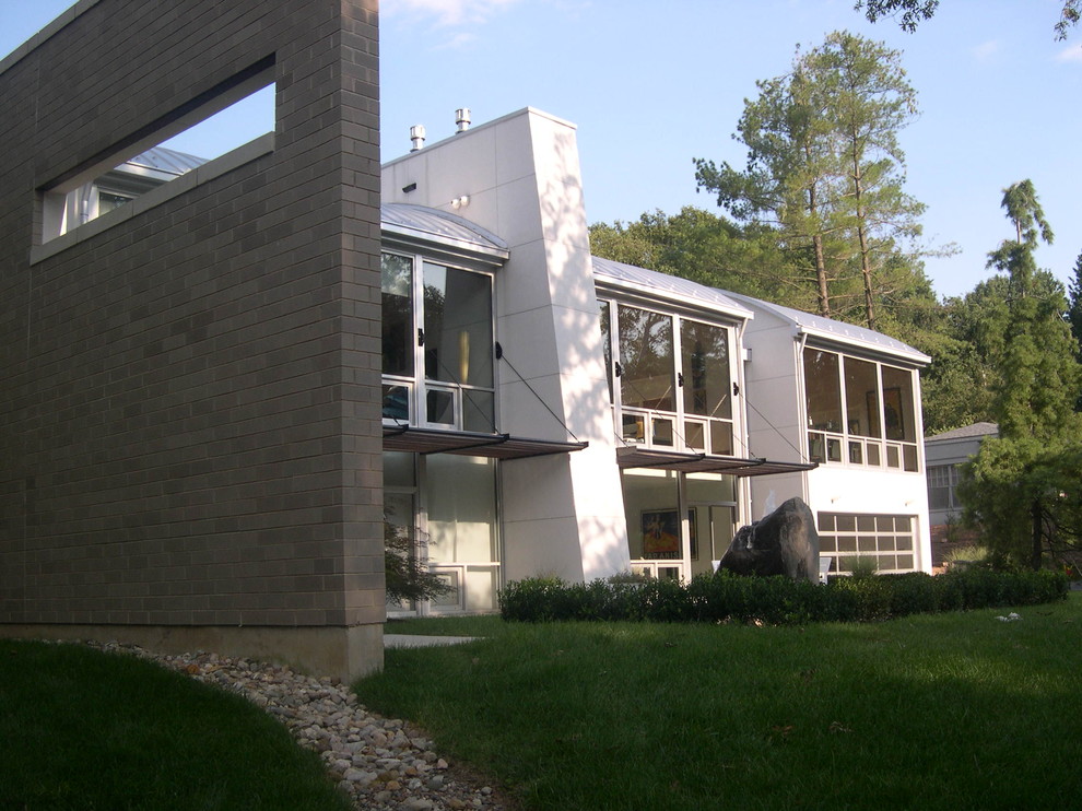 Idee per la facciata di una casa bianca moderna a due piani con rivestimento in stucco