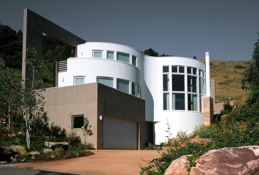 На фото: белый дом в стиле модернизм с облицовкой из бетона с