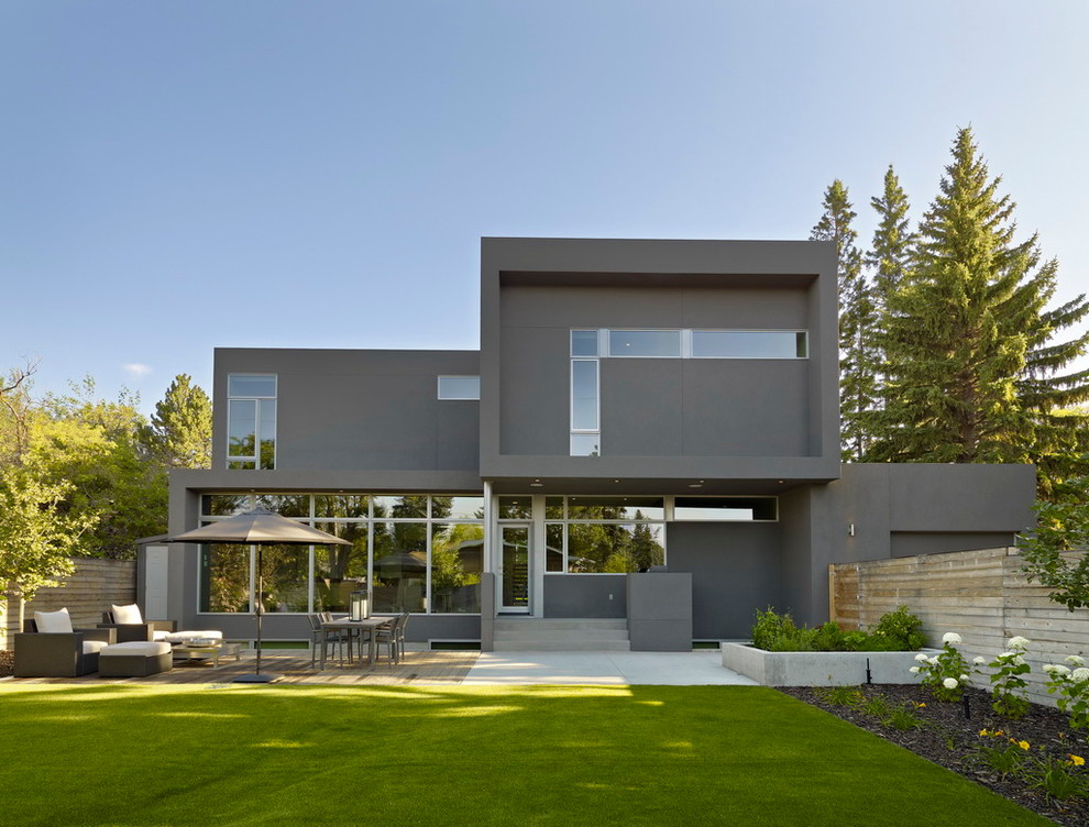 Exemple d'une façade de maison grise moderne de taille moyenne et à un étage.