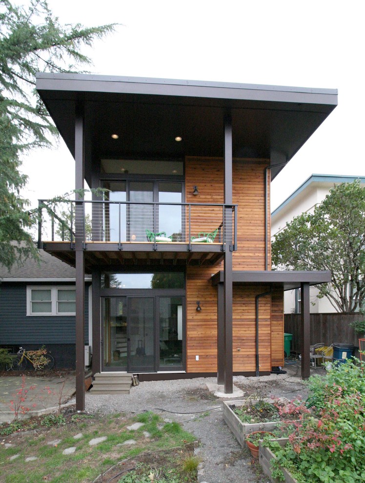Стильный дизайн: двухэтажный, деревянный, синий частный загородный дом среднего размера в стиле модернизм с односкатной крышей - последний тренд