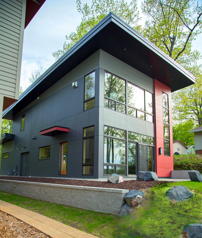 Свежая идея для дизайна: двухэтажный, серый частный загородный дом в стиле модернизм с облицовкой из ЦСП, односкатной крышей и металлической крышей - отличное фото интерьера