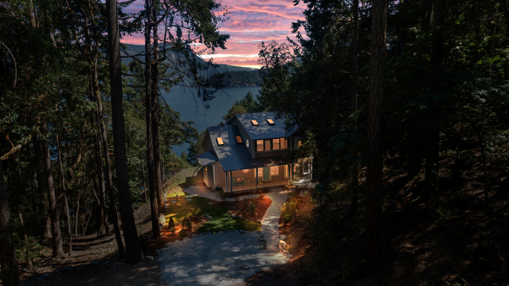 Mittelgroßes, Zweistöckiges Landhaus Einfamilienhaus mit Faserzement-Fassade, grauer Fassadenfarbe, Halbwalmdach und Blechdach in Vancouver