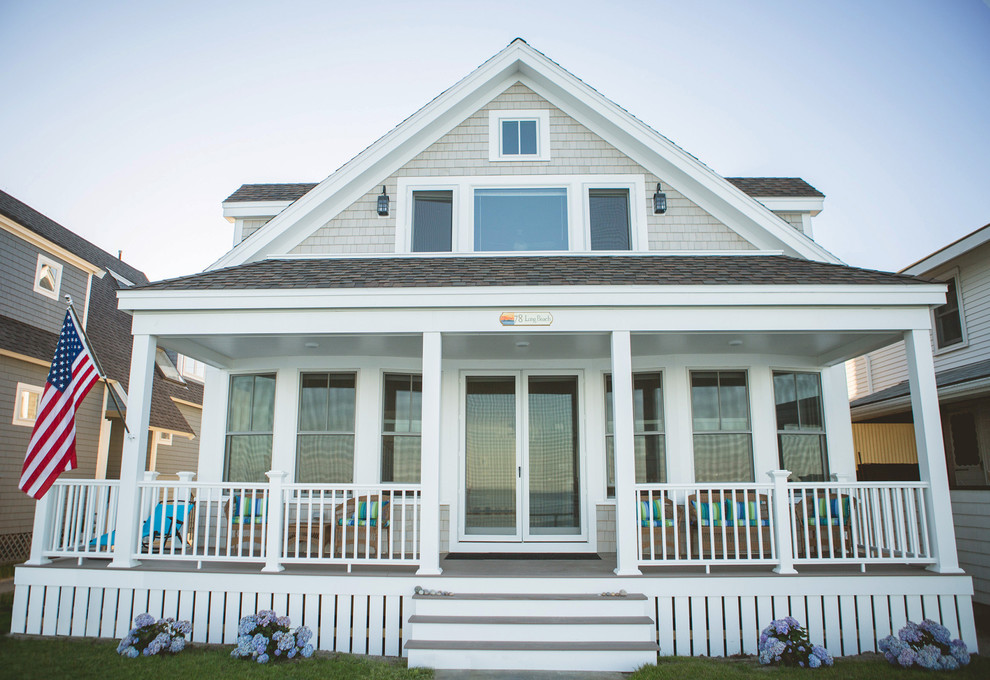 Immagine della facciata di una casa piccola beige stile marinaro a due piani con rivestimento in legno