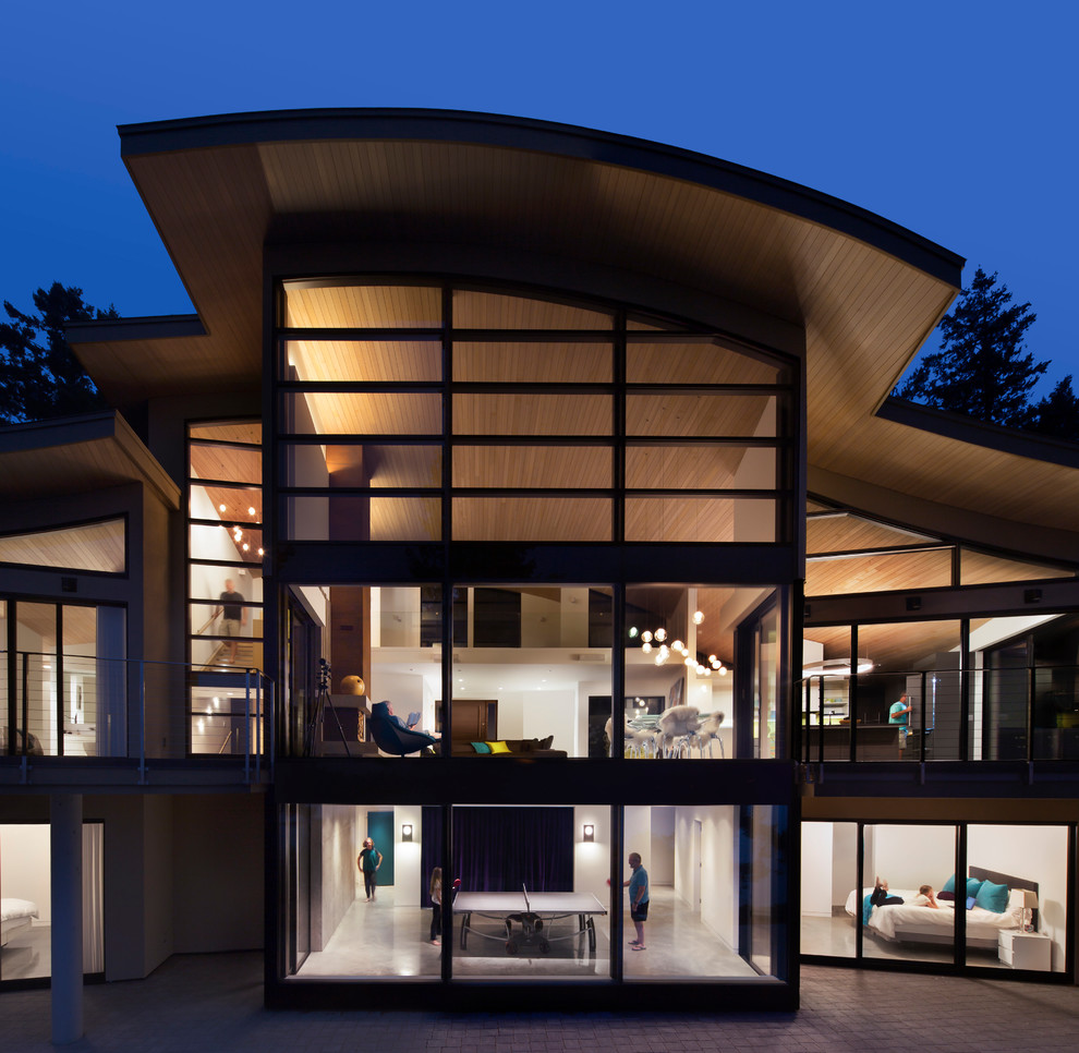 Источник вдохновения для домашнего уюта: большой, трехэтажный, серый частный загородный дом в современном стиле с облицовкой из цементной штукатурки