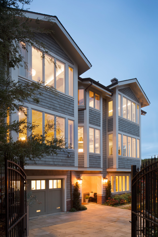 Imagen de fachada de casa gris marinera grande de tres plantas con revestimiento de madera