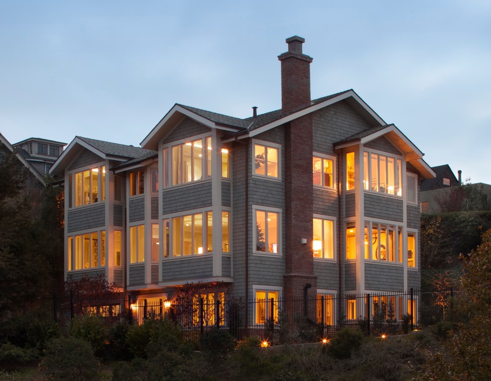 Großes, Dreistöckiges Maritimes Haus mit Satteldach und Schindeldach in San Francisco