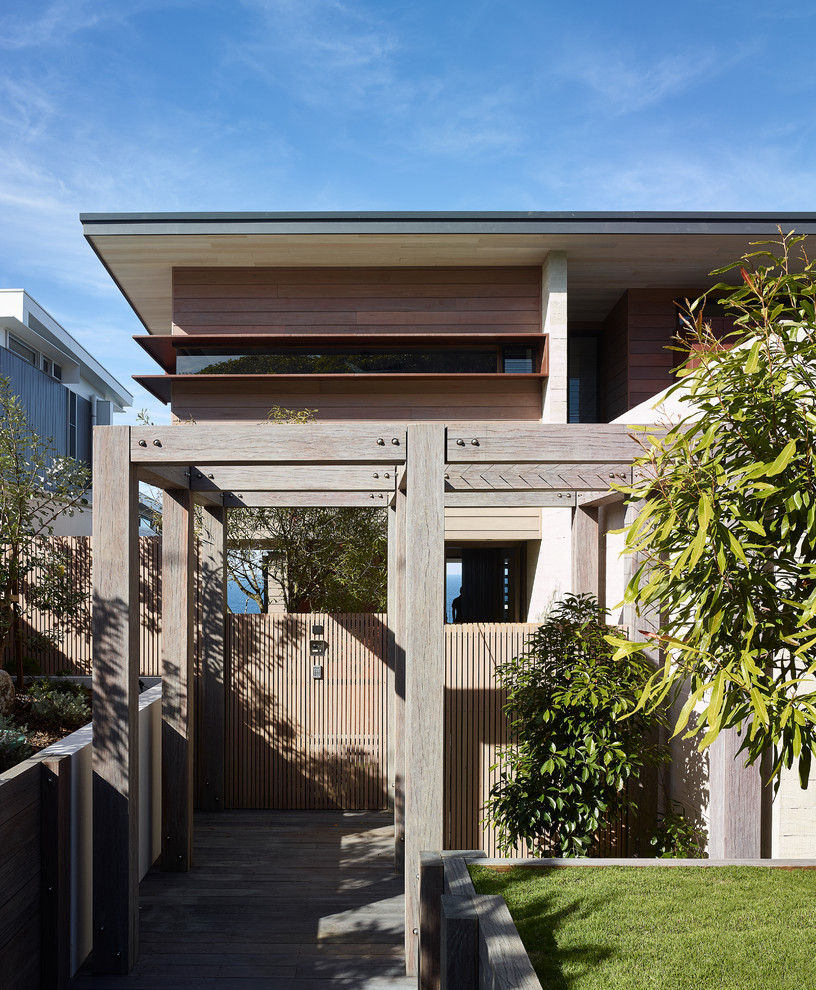 Mittelgroßes, Zweistöckiges Modernes Einfamilienhaus mit Betonfassade, brauner Fassadenfarbe, Flachdach und Blechdach in Sunshine Coast