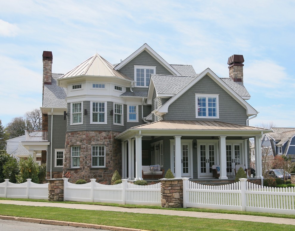 Exemple d'une façade de maison grise bord de mer à deux étages et plus avec un revêtement mixte, un toit à deux pans et un toit en shingle.