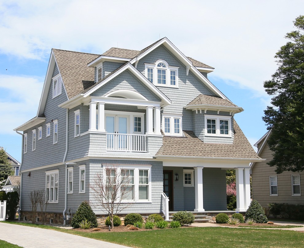 Dreistöckiges Maritimes Einfamilienhaus mit grauer Fassadenfarbe, Satteldach, Schindeldach und Dachgaube in New York