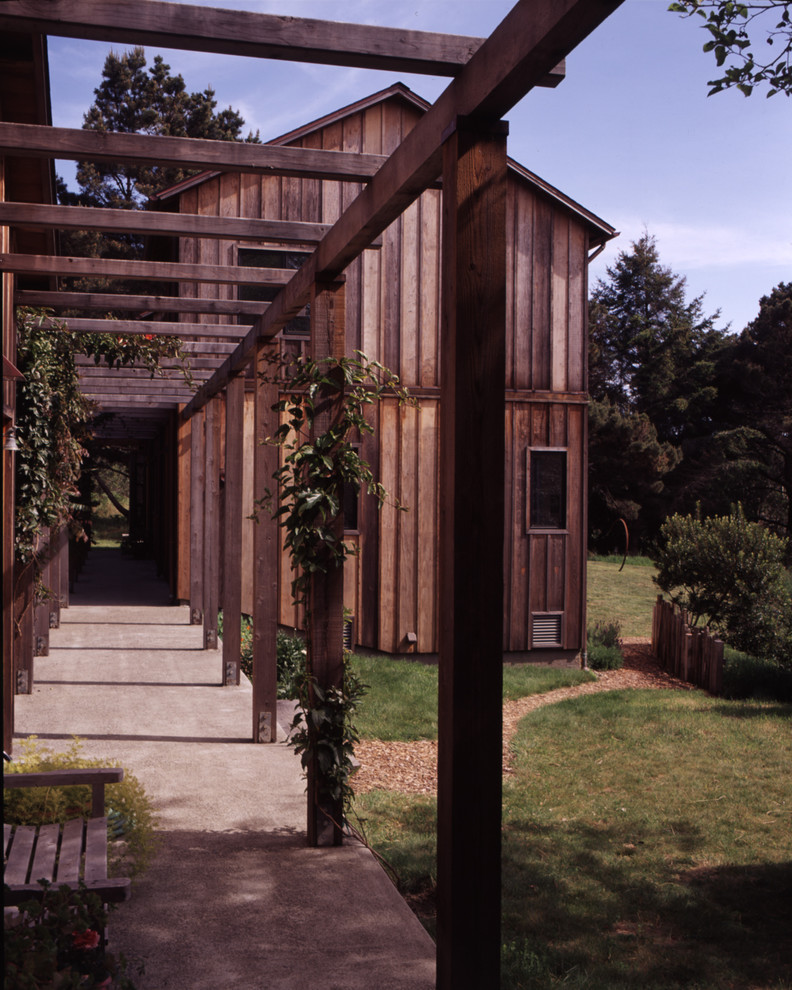 Exemple d'une façade de maison nature en bois.