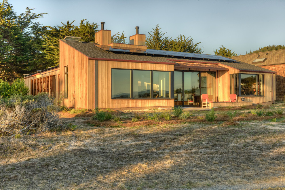 Cette image montre une façade de maison vintage en bois avec un toit en appentis.