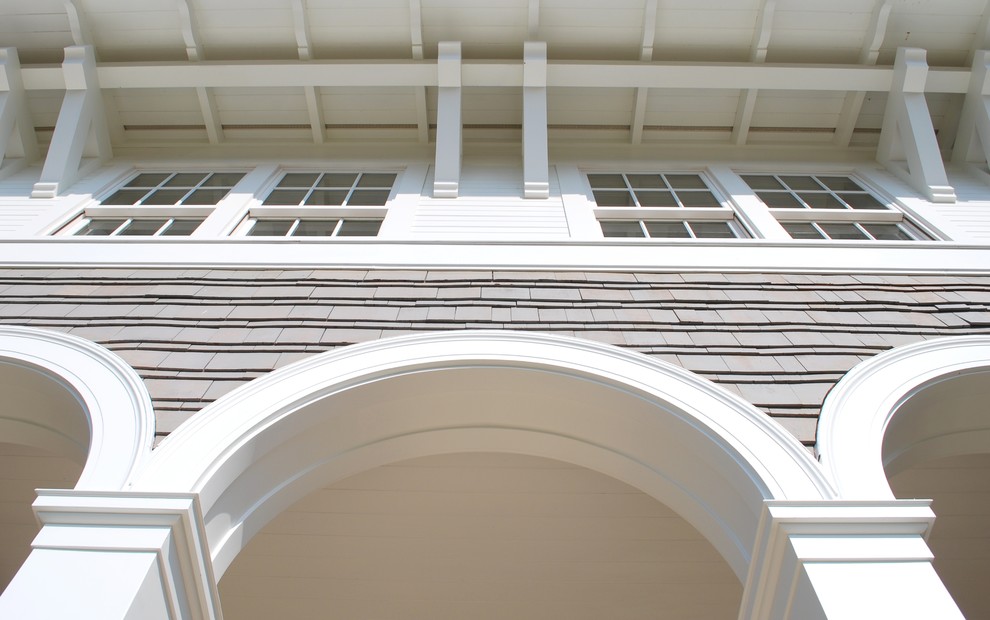 Ispirazione per la facciata di una casa bianca stile marinaro a due piani di medie dimensioni con rivestimenti misti