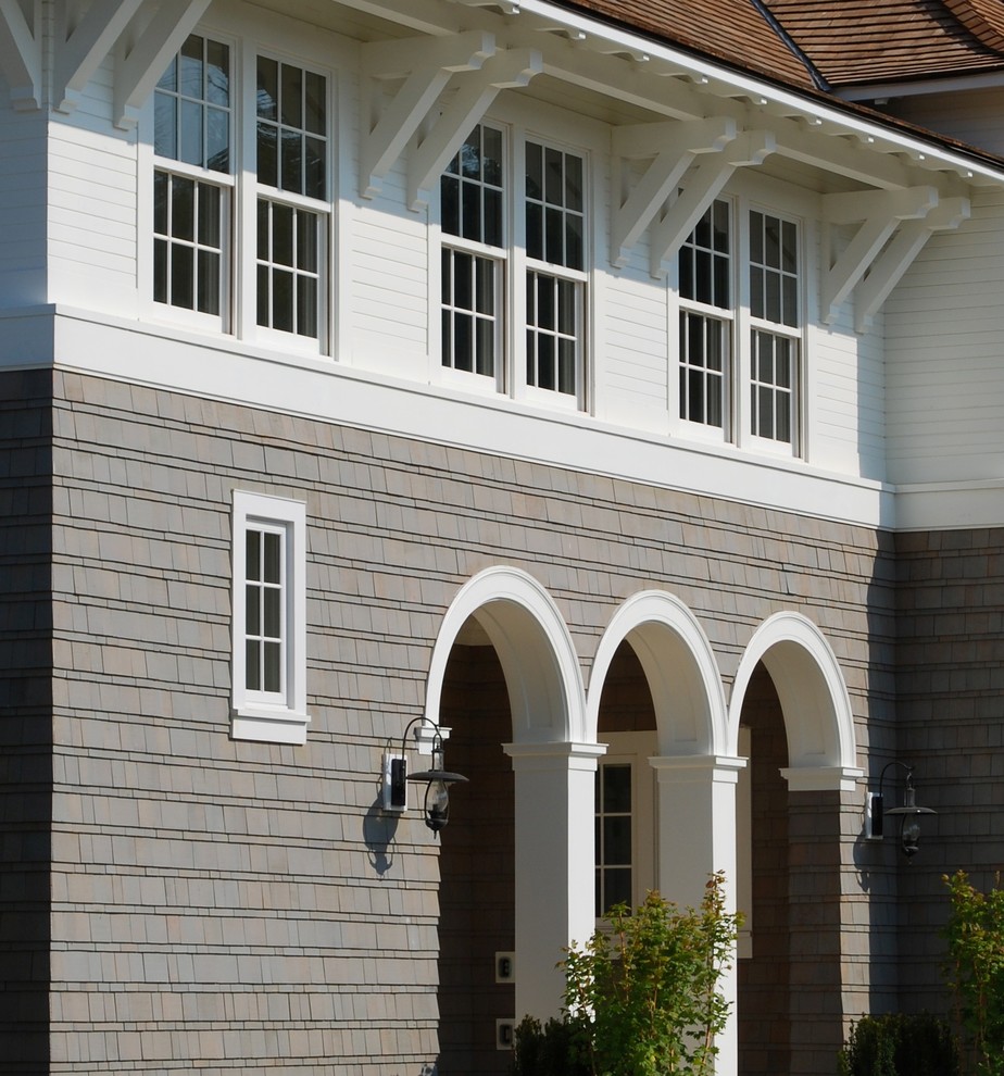 Cette image montre une façade de maison grise marine de taille moyenne et à un étage avec un revêtement mixte.