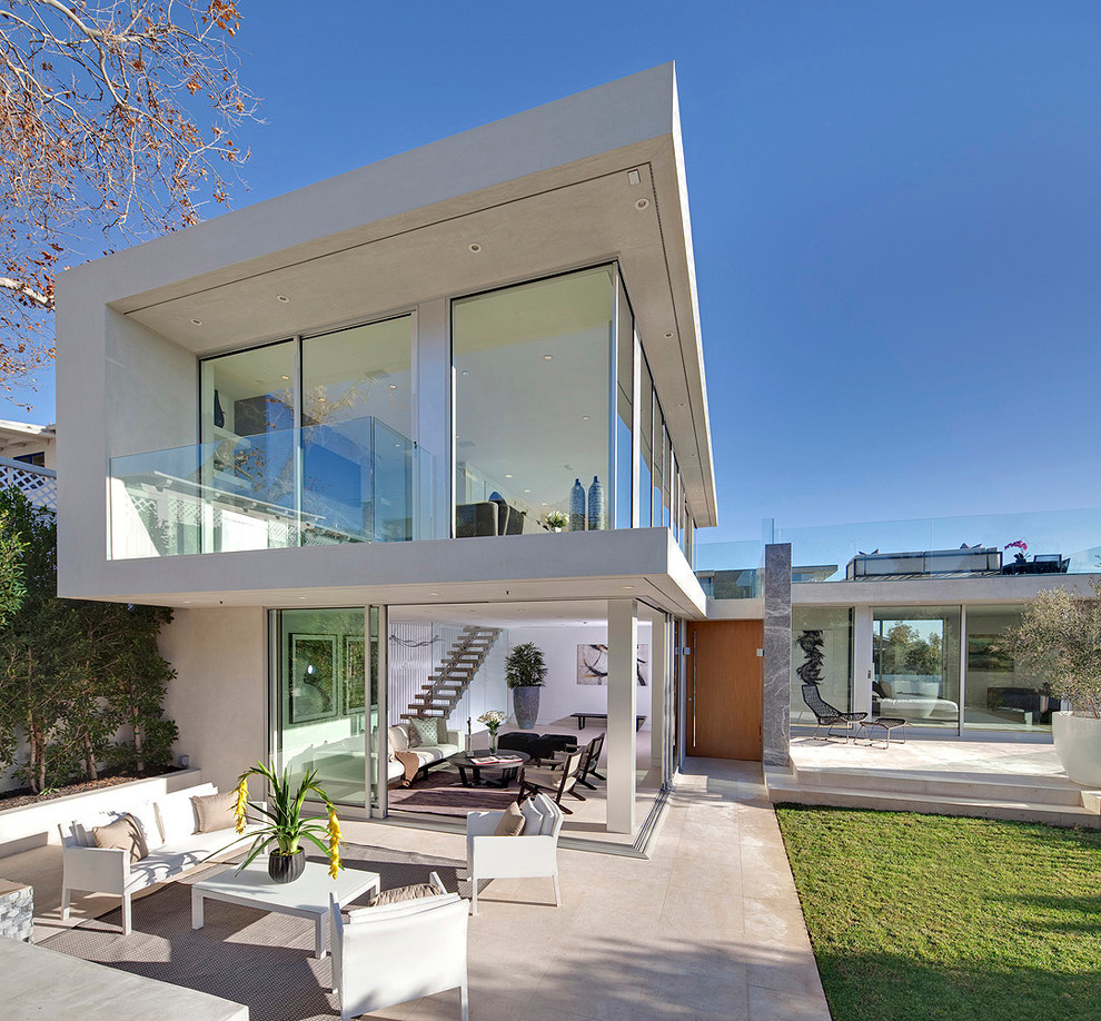 Zweistöckiges, Großes Modernes Einfamilienhaus mit weißer Fassadenfarbe, Glasfassade und Flachdach in Los Angeles