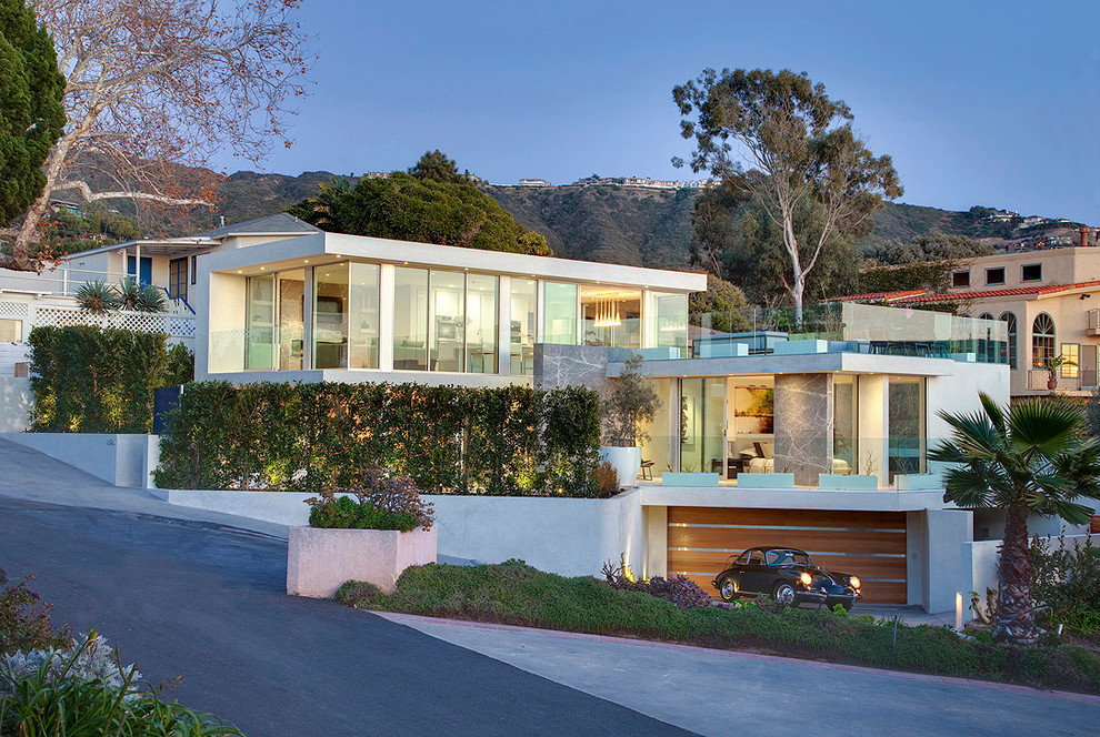 Großes, Zweistöckiges Modernes Einfamilienhaus mit Glasfassade, weißer Fassadenfarbe und Flachdach in Los Angeles