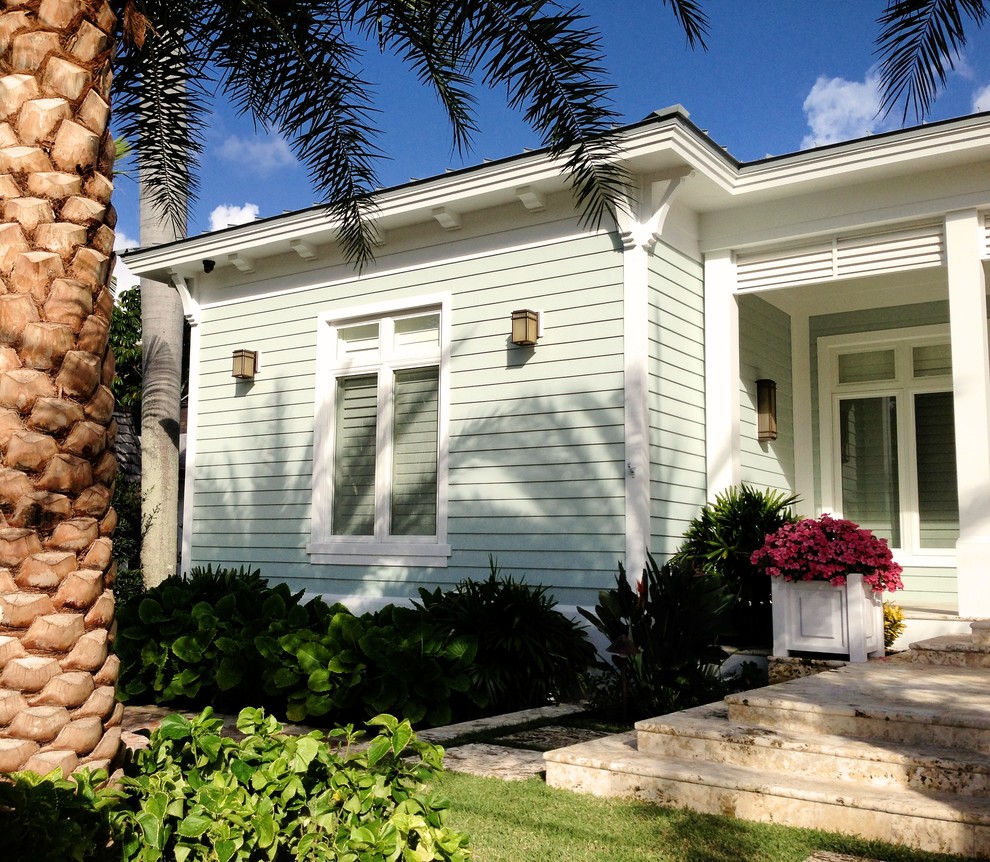 マイアミにあるトロピカルスタイルのおしゃれな家の外観の写真