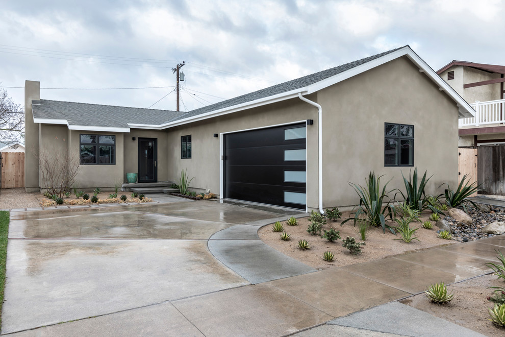 Example of a mid-sized minimalist one-story stucco exterior home design in Orange County with a tile roof