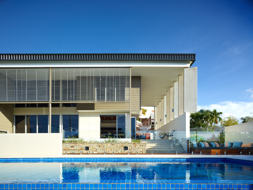 Geräumige, Zweistöckige Moderne Holzfassade Haus mit beiger Fassadenfarbe und Flachdach in Darwin
