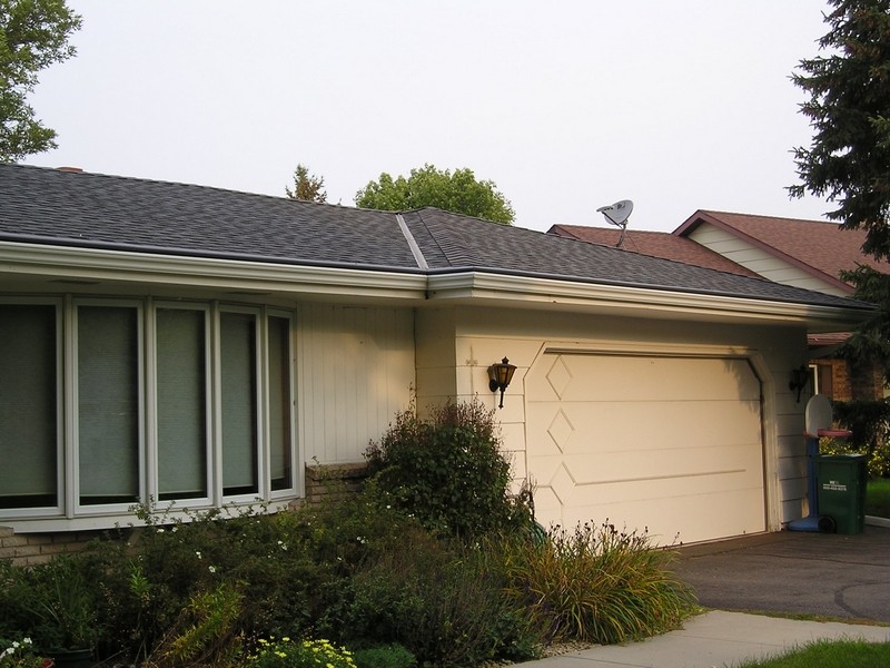Immagine della facciata di una casa beige moderna a un piano di medie dimensioni con rivestimento in legno