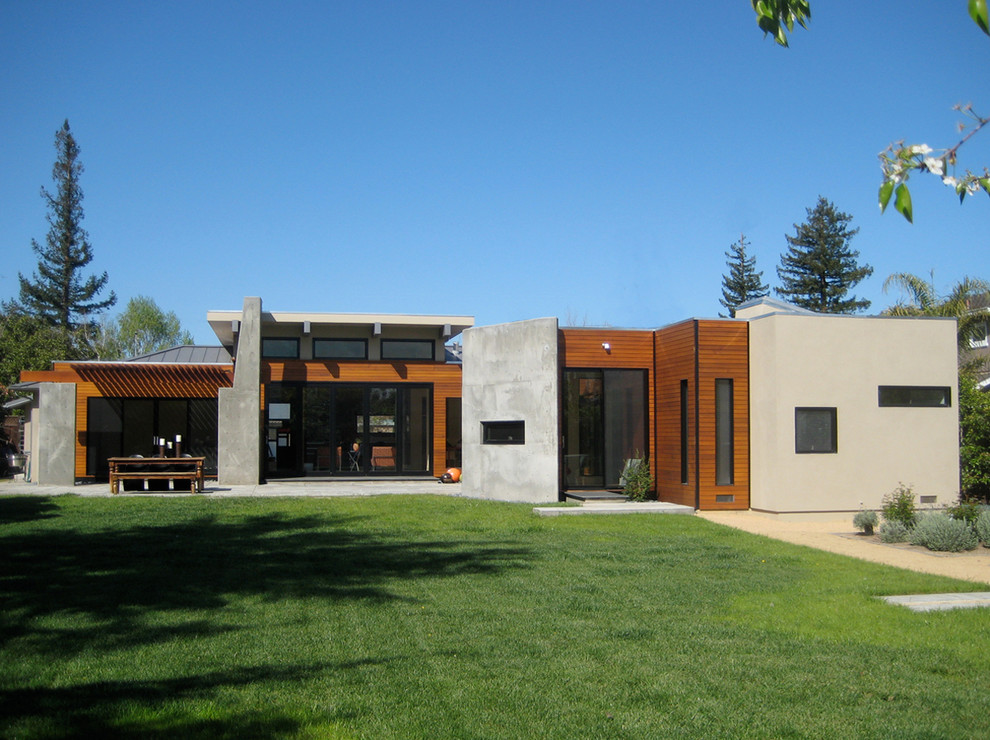 Inspiration pour une très grande façade de maison grise design en stuc de plain-pied avec un toit plat.